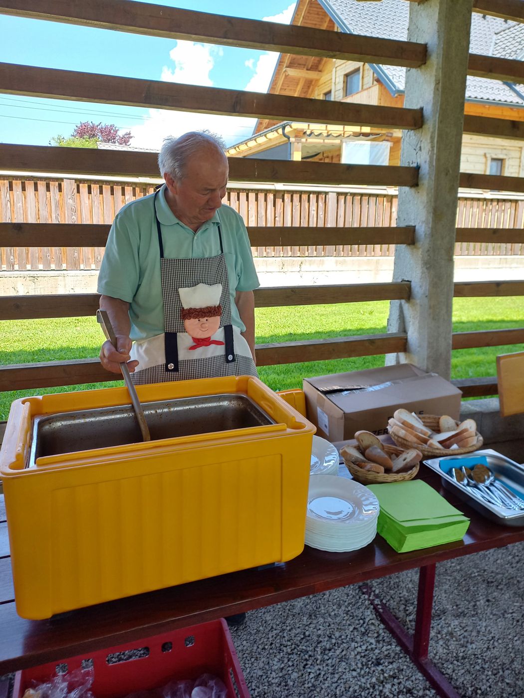 Spodnji Otok, Drago Rozman na pikniku deli hrano · 20. 6. 2026